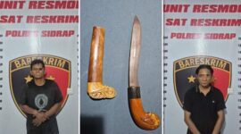 Dua pelaku pemerasan bersenjata badik di SPBU Wala, Sidrap, berhasil diamankan polisi bersama barang bukti berupa sebilah badik. (Foto kolase)