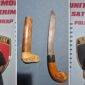 Dua pelaku pemerasan bersenjata badik di SPBU Wala, Sidrap, berhasil diamankan polisi bersama barang bukti berupa sebilah badik. (Foto kolase)