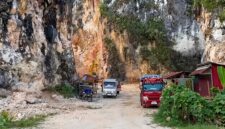 Aktivitas truk di tambang galian C Kelurahan Singki’, Kecamatan Rantepao, yang diduga milik Kepala Lembang dan beroperasi tanpa izin.