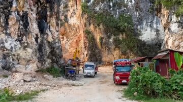 Aktivitas truk di tambang galian C Kelurahan Singki’, Kecamatan Rantepao, yang diduga milik Kepala Lembang dan beroperasi tanpa izin.