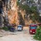 Aktivitas truk di tambang galian C Kelurahan Singki’, Kecamatan Rantepao, yang diduga milik Kepala Lembang dan beroperasi tanpa izin.