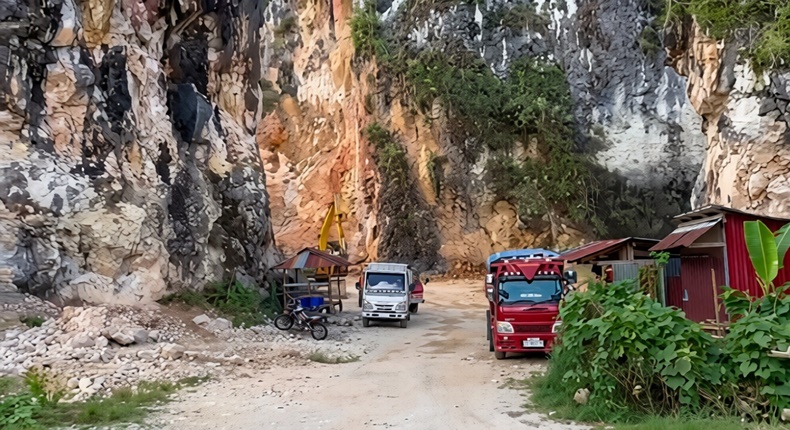 Aktivitas truk di tambang galian C Kelurahan Singki’, Kecamatan Rantepao, yang diduga milik Kepala Lembang dan beroperasi tanpa izin.