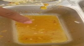 Tangkapan layar video yang beredar di kalangan siswa memperlihatkan dugaan adanya ulat dalam sisa kuah menu Program MBG di SMKN 2 Bone.