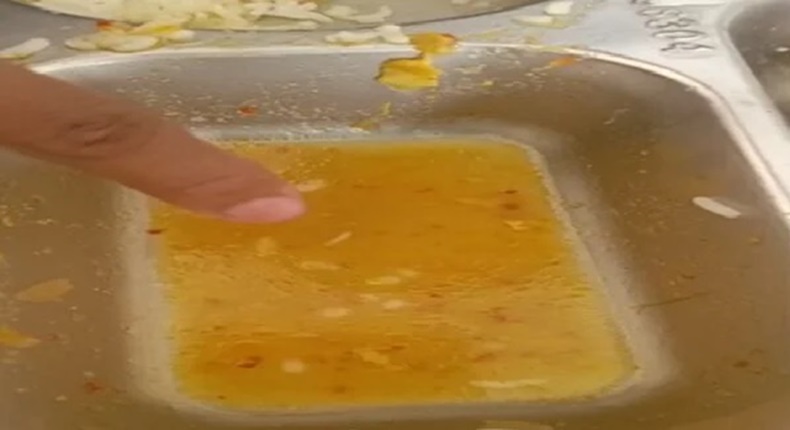 Tangkapan layar video yang beredar di kalangan siswa memperlihatkan dugaan adanya ulat dalam sisa kuah menu Program MBG di SMKN 2 Bone.