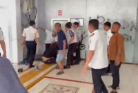 Tangkapan layar rekaman video yang memperlihatkan detik-detik mencekam saat seorang mahasiswa diduga dipukuli di area pintu masuk Lapas Narkotika Kelas IIA Sungguminasa (Bollangi).