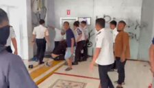 Tangkapan layar rekaman video yang memperlihatkan detik-detik mencekam saat seorang mahasiswa diduga dipukuli di area pintu masuk Lapas Narkotika Kelas IIA Sungguminasa (Bollangi).