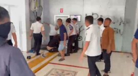Tangkapan layar rekaman video yang memperlihatkan detik-detik mencekam saat seorang mahasiswa diduga dipukuli di area pintu masuk Lapas Narkotika Kelas IIA Sungguminasa (Bollangi).