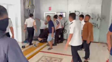 Tangkapan layar rekaman video yang memperlihatkan detik-detik mencekam saat seorang mahasiswa diduga dipukuli di area pintu masuk Lapas Narkotika Kelas IIA Sungguminasa (Bollangi).