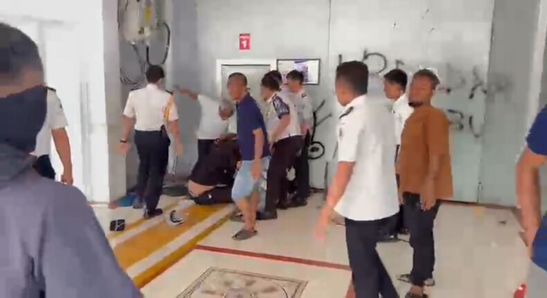 Tangkapan layar rekaman video yang memperlihatkan detik-detik mencekam saat seorang mahasiswa diduga dipukuli di area pintu masuk Lapas Narkotika Kelas IIA Sungguminasa (Bollangi).