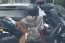 Tangkapan layar video viral yang memperlihatkan aksi seorang pengendara motor mengangkut motor lain di jalanan Kota Makassar. Polisi kini tengah menelusuri identitas pengendara dan wanita yang ada dalam video tersebut untuk diberikan sanksi tilang karena tindakannya membahayakan keselamatan.