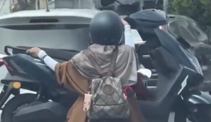 Polisi Turun Tangan Selidiki Wanita yang Angkut Motor Pakai Motor di Makassar