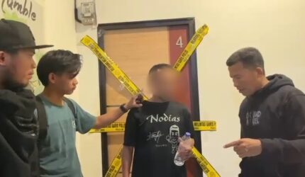 Terduga EB saat diperlihatkan di lokasi kamar hotel tempat MH (40), perempuan asal Kepulauan Selayar, ditemukan meninggal dunia di Jalan Sungai Saddang, Makassar.