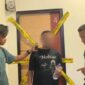 Terduga EB saat diperlihatkan di lokasi kamar hotel tempat MH (40), perempuan asal Kepulauan Selayar, ditemukan meninggal dunia di Jalan Sungai Saddang, Makassar.