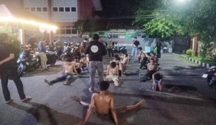 20 pemuda yang diduga terkait kelompok geng motor diciduk saat sedang pesta miras di pinggir jalan (Ist)