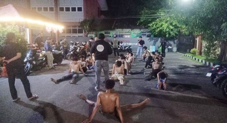 20 pemuda yang diduga terkait kelompok geng motor diciduk saat sedang pesta miras di pinggir jalan (Ist)