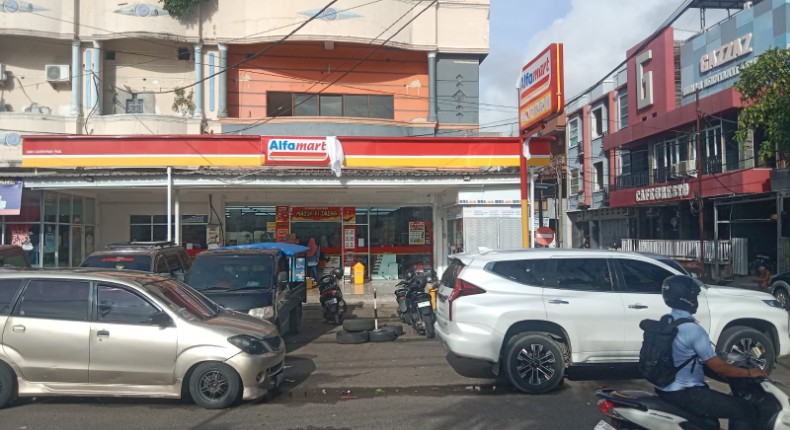 Gerai Alfamart di Jalan Daeng Parani, Depan Gerbang Pelabuhan Nusantara Kota Parepare yang Beroperasi Tanpa STPW