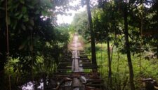 Kondisi Jembatan Gantung Pajalesang di Kota Palopo yang hingga kini belum mendapat perbaikan dan dikeluhkan warga karena dinilai membahayakan keselamatan pengguna.