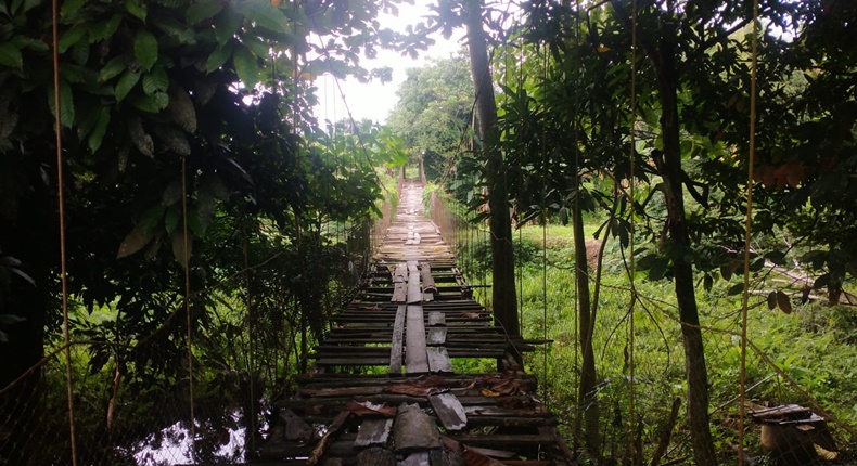 Kondisi Jembatan Gantung Pajalesang di Kota Palopo yang hingga kini belum mendapat perbaikan dan dikeluhkan warga karena dinilai membahayakan keselamatan pengguna.