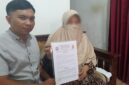Kuasa Hukum keluarga korban dari Lembaga Bantuan Hukum Macan Rakyat Indonesia (LBH MRI), Jumadi Mansyur, SH (kiri), saat menunjukkan dokumen kuasa hukum bersama perwakilan keluarga korban MH, wanita asal Selayar yang tewas janggal di sebuah hotel di Makassar. (Foto : Ist)