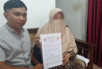 Kuasa Hukum keluarga korban dari Lembaga Bantuan Hukum Macan Rakyat Indonesia (LBH MRI), Jumadi Mansyur, SH (kiri), saat menunjukkan dokumen kuasa hukum bersama perwakilan keluarga korban MH, wanita asal Selayar yang tewas janggal di sebuah hotel di Makassar. (Foto : Ist)