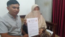 Kuasa Hukum keluarga korban dari Lembaga Bantuan Hukum Macan Rakyat Indonesia (LBH MRI), Jumadi Mansyur, SH (kiri), saat menunjukkan dokumen kuasa hukum bersama perwakilan keluarga korban MH, wanita asal Selayar yang tewas janggal di sebuah hotel di Makassar. (Foto : Ist)