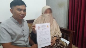 Kuasa Hukum keluarga korban dari Lembaga Bantuan Hukum Macan Rakyat Indonesia (LBH MRI), Jumadi Mansyur, SH (kiri), saat menunjukkan dokumen kuasa hukum bersama perwakilan keluarga korban MH, wanita asal Selayar yang tewas janggal di sebuah hotel di Makassar. (Foto : Ist)