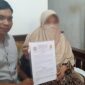 Kuasa Hukum keluarga korban dari Lembaga Bantuan Hukum Macan Rakyat Indonesia (LBH MRI), Jumadi Mansyur, SH (kiri), saat menunjukkan dokumen kuasa hukum bersama perwakilan keluarga korban MH, wanita asal Selayar yang tewas janggal di sebuah hotel di Makassar. (Foto : Ist)