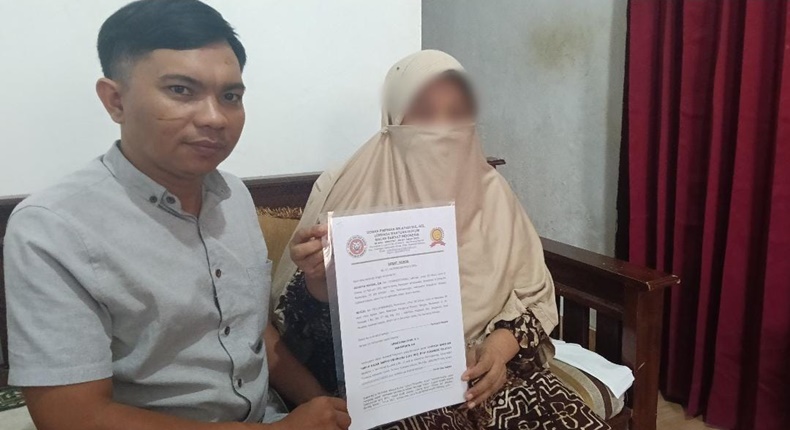Kuasa Hukum keluarga korban dari Lembaga Bantuan Hukum Macan Rakyat Indonesia (LBH MRI), Jumadi Mansyur, SH (kiri), saat menunjukkan dokumen kuasa hukum bersama perwakilan keluarga korban MH, wanita asal Selayar yang tewas janggal di sebuah hotel di Makassar. (Foto : Ist)