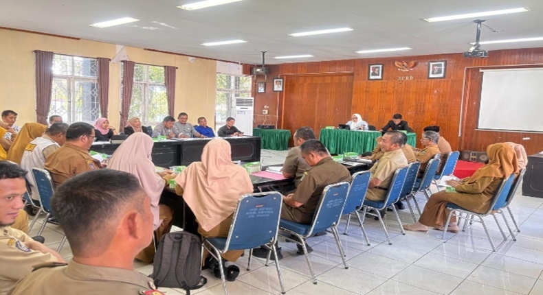 Ketua Komisi I DPRD Luwu Utara, Hj. Megawati Jamal, S.Kom bersama jajaran komisi saat memimpin RDP dengan sejumlah SKPD membahas rendahnya realisasi serapan anggaran Triwulan I tahun 2026.