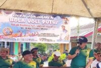 Ketua DPRD Lutra, Husain, S.E., memberikan arahan saat membuka turnamen voli putri dalam rangka HJL ke-27. Husain berharap kegiatan ini menjadi ajang silaturahmi sekaligus pembinaan atlet berbakat.