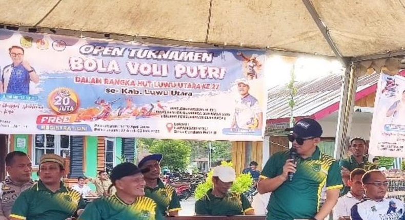 Ketua DPRD Lutra, Husain, S.E., memberikan arahan saat membuka turnamen voli putri dalam rangka HJL ke-27. Husain berharap kegiatan ini menjadi ajang silaturahmi sekaligus pembinaan atlet berbakat.