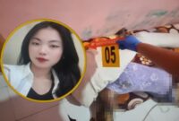 Petugas saat mengevakuasi jenazah Kirie Stephania Ronting dari kamar kosnya di Jalan Tidung Mariolo, Makassar.