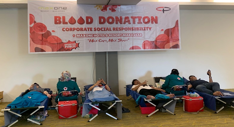 Suasana kegiatan donor darah yang digelar MaxOne Hotel & Resort Makassar bekerja sama dengan PMI Kota Makassar dan Relawan PMI Kecamatan Panakkukang di Ruangan Kaneke & Cakalang, Rabu (13/5/2026).