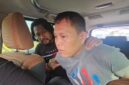 Pelaku penyekapan dan pemerkosaan di Makassar mengenakan baju abu-abu saat diamankan aparat kepolisian usai ditangkap di Surabaya, Jawa Timur.