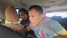 Pelaku penyekapan dan pemerkosaan di Makassar mengenakan baju abu-abu saat diamankan aparat kepolisian usai ditangkap di Surabaya, Jawa Timur.