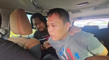 Pelaku penyekapan dan pemerkosaan di Makassar mengenakan baju abu-abu saat diamankan aparat kepolisian usai ditangkap di Surabaya, Jawa Timur.
