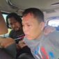 Pelaku penyekapan dan pemerkosaan di Makassar mengenakan baju abu-abu saat diamankan aparat kepolisian usai ditangkap di Surabaya, Jawa Timur.