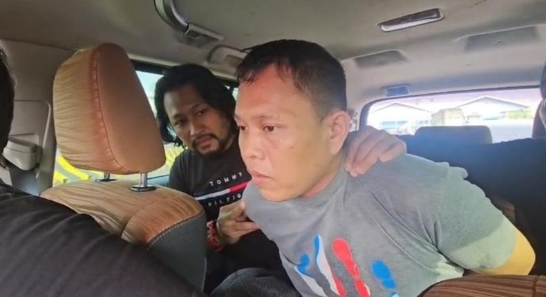 Pelaku penyekapan dan pemerkosaan di Makassar mengenakan baju abu-abu saat diamankan aparat kepolisian usai ditangkap di Surabaya, Jawa Timur.