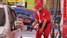 Petugas SPBU Pertamina saat melayani pengisian bahan bakar minyak (BBM) jenis Pertalite ke salah satu mobil konsumen