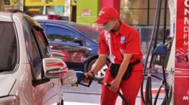 Petugas SPBU Pertamina saat melayani pengisian bahan bakar minyak (BBM) jenis Pertalite ke salah satu mobil konsumen