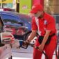 Petugas SPBU Pertamina saat melayani pengisian bahan bakar minyak (BBM) jenis Pertalite ke salah satu mobil konsumen