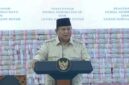 Presiden Prabowo Subianto berdiri di depan tumpukan uang hasil sitaan negara. (Ist)