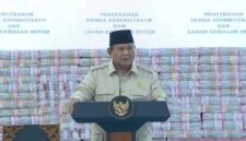 Presiden Prabowo Subianto berdiri di depan tumpukan uang hasil sitaan negara. (Ist)