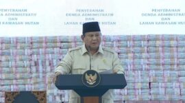 Presiden Prabowo Subianto berdiri di depan tumpukan uang hasil sitaan negara. (Ist)