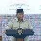 Presiden Prabowo Subianto berdiri di depan tumpukan uang hasil sitaan negara. (Ist)
