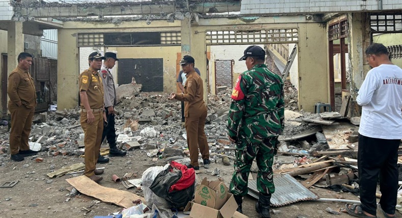 Sebuah bangunan rumah tua di Dusun Taipajawaya, Desa Barembeng, Kecamatan Bontonompo, Kabupaten Gowa, Sulawesi Selatan, kini telah rata dengan tanah setelah dibongkar. Lahan tersebut kini dipaksakan untuk berdiri proyek ritel modern yang diduga ilegal karena tidak mengantongi Persetujuan Bangunan Gedung (PBG).