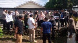 Suasana di lokasi sengketa lahan Jalan Macanda, Gowa. Tim kuasa hukum dan pendamping ahli waris menunjukkan bukti-bukti lapangan terkait adanya tumpang tindih alas hak (persil) yang diduga terjadi akibat ketidaktelitian administrasi di tingkat kelurahan dan BPN.
