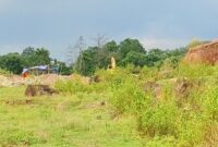 Sebuah ekskavator tampak sedang beroperasi di kawasan pertambangan yang diduga ilegal di Moncongloe Bulu, Maros. Aktivitas ini dikeluhkan warga karena dampak debu dan gangguan lingkungan.