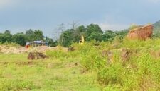 Sebuah ekskavator tampak sedang beroperasi di kawasan pertambangan yang diduga ilegal di Moncongloe Bulu, Maros. Aktivitas ini dikeluhkan warga karena dampak debu dan gangguan lingkungan.