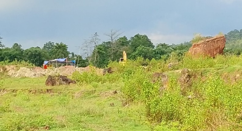Sebuah ekskavator tampak sedang beroperasi di kawasan pertambangan yang diduga ilegal di Moncongloe Bulu, Maros. Aktivitas ini dikeluhkan warga karena dampak debu dan gangguan lingkungan.